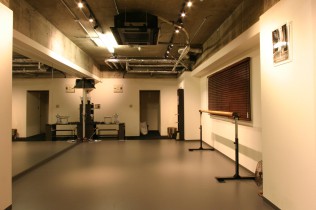 ダンススタジオ用の床仕上げの写真
